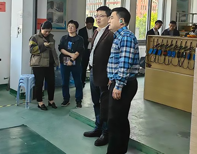 市經(jīng)信局副局長(cháng)楊雄文帶隊，蒼南縣經(jīng)信局趙局、壽局陪同來(lái)公司調研的新聞圖片
