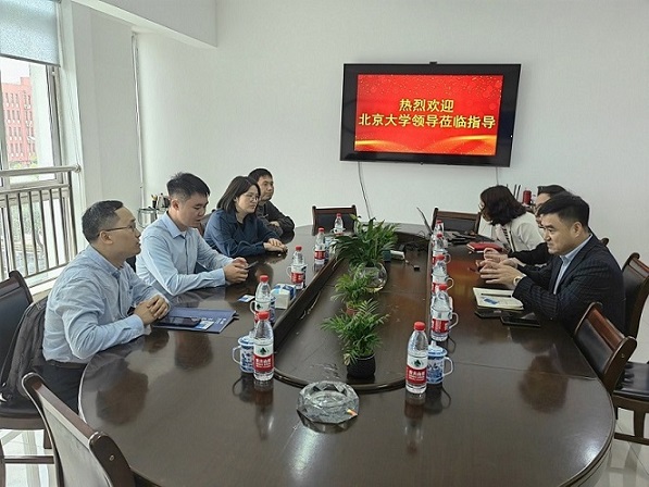 科技局章春媚局長(cháng)帶領(lǐng)北大張教授一行來(lái)公司調研的新聞圖片